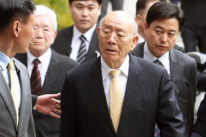 [서울포토] 광주 법정에 들어서는 전두환 전 대통령