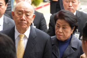 [서울포토] 광주 법정에 들어서는 전두환·이순자