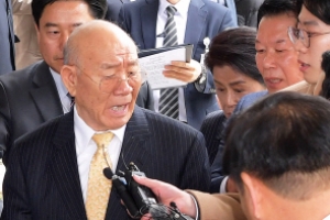 [서울포토] 전두환, 광주지법 도착… 취재진 질문에 “이거 왜 이래?”