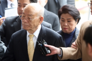 [서울포토] 질문 뒤로하고 법정으로 향하는 전두환·이순자