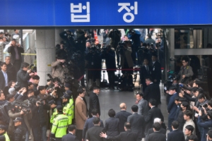 [서울포토] 법정 출석하는 전두환·이순자 뒷모습