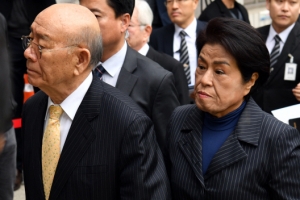 [서울포토] 나란히 법정으로 향하는 전두환·이순자