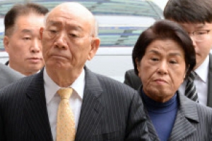 전두환 ‘사자명예훼손’ 재판 시작…이순자 법정 동석