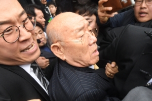 [서울포토] 아수라장 속 법원 나서는 전두환 전 대통령