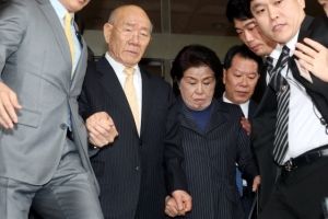 [서울포토] 손 꼭잡고 광주법원 나서는 전두환·이순자