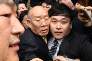 [서울포토] ‘비키세요’… 아수라장 법원 빠져나가는 전두환