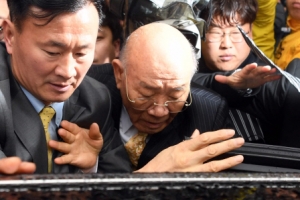 [서울포토] 황급히 차량 탑승하는 전두환 전 대통령