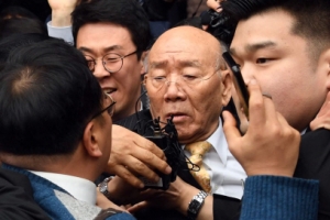 [서울포토] ‘험난한 귀갓길’… 전두환 명예훼손 첫 재판 종료