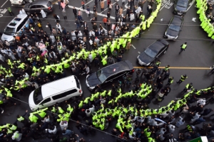 [서울포토] 공판 마치고 광주법원 빠져나가는 전두환 차량