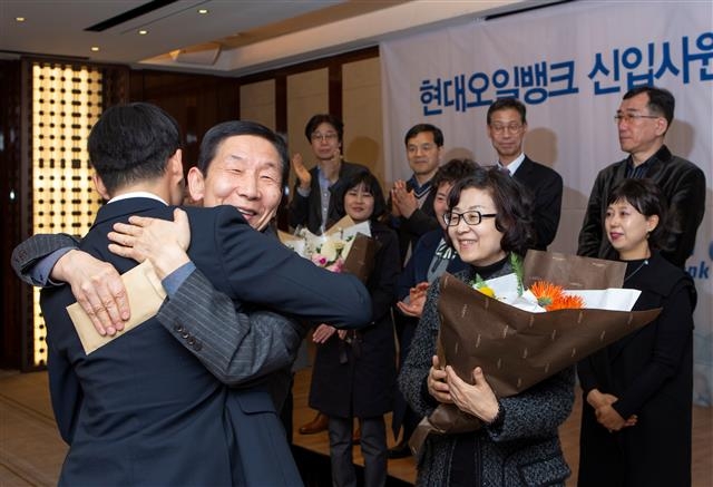 10일 오후 서울 중구 웨스틴조선호텔에서 열린 현대오일뱅크 신입사원 가족 초청행사에서 아들에게 첫 월급봉투를 받은 아버지가 아들과 포옹하고 있다.  현대오일뱅크 제공