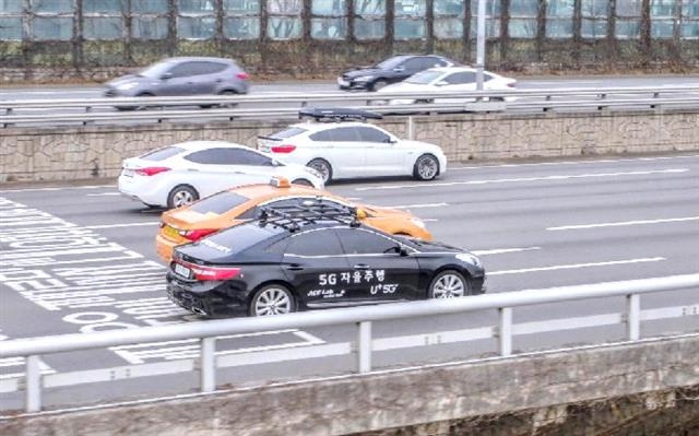 한양대 자동차전자제어연구실 ‘에이스랩’의 5G 자율주행차 ‘A1’이 11일 서울 올림픽대로에서 성수대교로 진입하고 있다. LG유플러스 제공