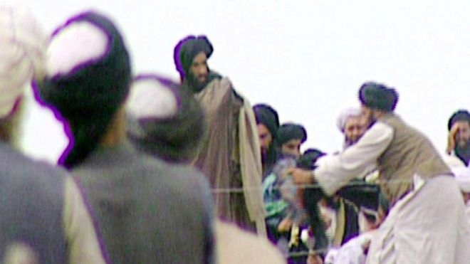 1996년 영국 BBC가 몰래 촬영하는 데 성공한 탈레반 최고 지도자 물라 무함마드 오마르의 모습.  BBC 홈페이지