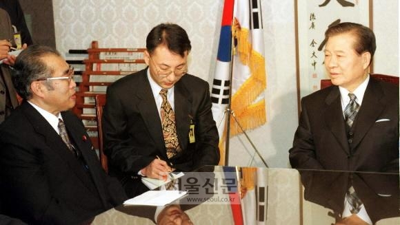 1997년 12월 30일 서울 여의도당사에서 김대중(오른쪽) 대통령 당선자가 오부치 게이조 일본 외무장관을 접견하는 모습.서울신문DB
