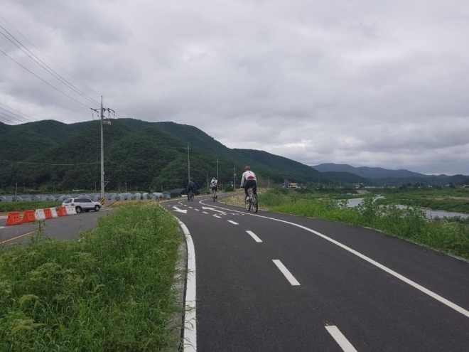자전거를 탄 울산시민들이 하천 정비로 조성된 태화강 자전거길을 달리고 있다. 울산시 제공.