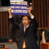 [포토] 손팻말 시위하는 이용호 의원