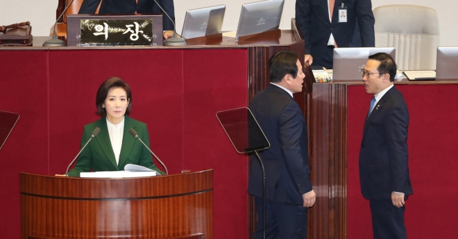 나경원(앞줄 왼쪽 첫 번째) 자유한국당 원내대표가 12일 국회 교섭단체 대표연설 중 ‘문재인 대통령은 김정은 수석대변인’이라고 말해 홍영표(오른쪽 첫 번째) 더불어민주당 원내대표가 국회의장석 앞으로 나와 강하게 항의하고 있다. 이에 정양석(오른쪽 두 번째) 자유한국당 원내수석부대표가 맞서고 있는 모습. 연합뉴스