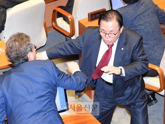 자유한국당 나경원 원내대표가 12일 오전 국회 본회의장에서 교섭단체 대표연설을 하던 중 문재인 대통령이 김정은의 수석대변인이라는 발언을 하자 파행이 이루어졌다. 자유한국당 이채익 의원이 더불어민주당 의원들이 서서 야유를 하자 돌진하고 있다. 2019.3.12. 김명국 선임기자 daunso@seoul.co.kr