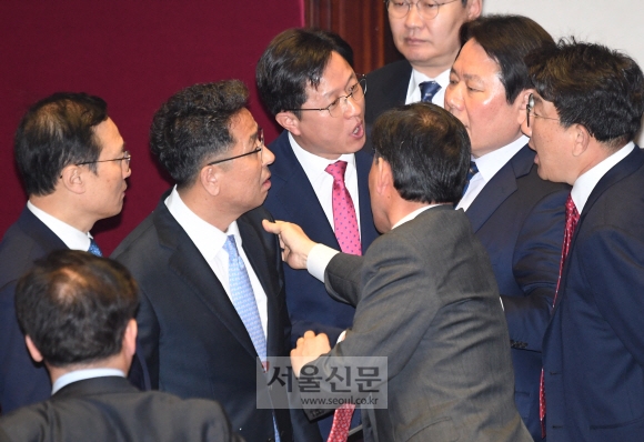 자유한국당 나경원 원내대표가 12일 오전 국회 본회의장에서 교섭단체 대표연설을 하던 중 문재인 대통령이 김정은의 수석대변인이라는 발언을 하자 파행이 이루어졌다. 더불어민주당 이철희 부대표대행과 정양석 자유한국당 수석부대표등이 다투고 있다. 2019.3.12. 김명국 선임기자 daunso@seoul.co.kr