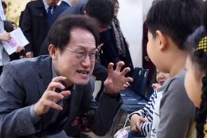 [서울포토] 조희연 서울시교육감 ‘아이 웃기기 쉽지 않네~’