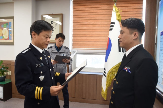 12일 이태규(왼쪽) 진해경찰서장이 김동욱 중사에게 표창장을 전달하고 있다.