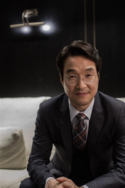 한석규는 “이 감독이 촬영 중 (몸무게가) 5㎏ 정도 빠질 만큼 전부를 걸고 만들었다”면서 “신인 감독이지만 마인드와 창작관이 새로운 이 감독의 이번 작품은 여러 면에서 새로운 한국 영화”라고 말했다. CGV아트하우스 제공