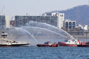 대한민국 공권력에 물대포로 대항…러 선주·선원 징역형