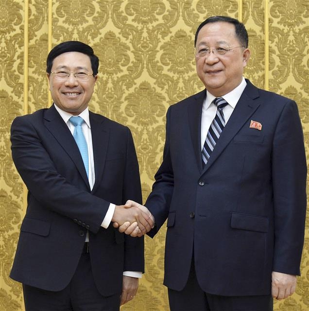 리용호(오른쪽) 북한 외무상  평양 교도 연합뉴스