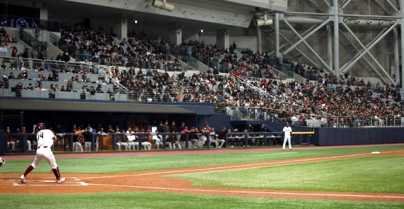 12일 서울 구로구 고척스카이돔을 찾은 관중들이 LG와 키움의 2019 KBO 리그 시범경기를 지켜보며 오랜만에 야구의 묘미를 즐기고 있다. 롯데 구단이 자체 중계한 NC-롯데(상동)를 제외하고 나머지 네 경기는 중계되지 않았다. 연합뉴스