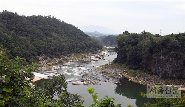 철원군은 철원평화산업단지 조성 등 다양한 교류 사업을 준비하고 있다. 사진은 한탄강 화산지형의 백미로 손꼽히는 송대소 전경. 서울신문 DB