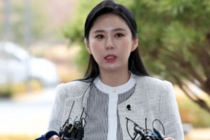 ‘장자연 리스트’ 목격한 윤지오씨 검찰 출석…“언론인 3명·특이한 이름 정치인 실명 진술”