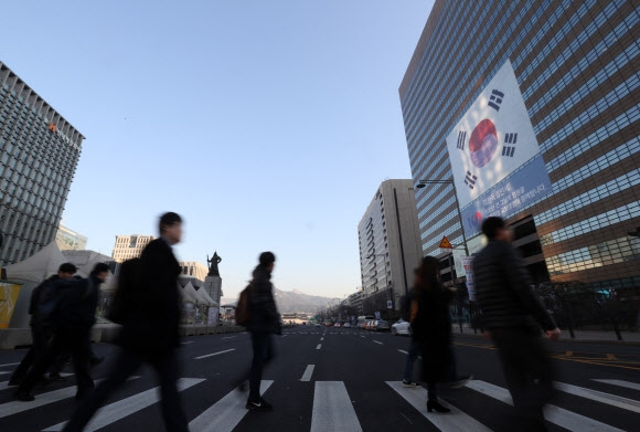 서울지역 미세먼지 농도가 보통 수준을 보인 8일 오전 시민들이 광화문사거리를 지나고 있다. 연합뉴스