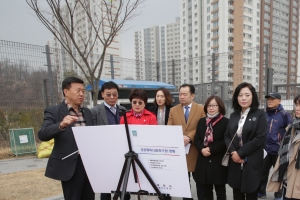 “인조 잔디구장이 미끄러워요”, “조명이 좀 밝았으면” 부천시의회 재정문화위, 생생한 현장 탐방