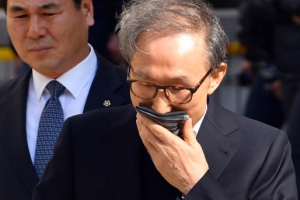 [서울포토] 재판 마친 MB ‘손수건으로 입 가리고…’