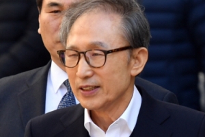 [서울포토] 밝은 표정으로 법원 나서는 이명박 전 대통령