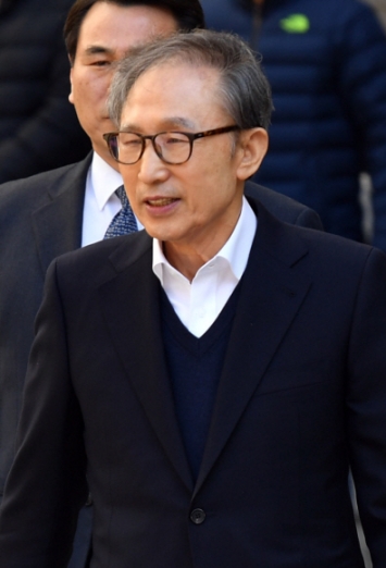 [서울포토] 밝은 표정으로 법원 나서는 이명박 전 대통령