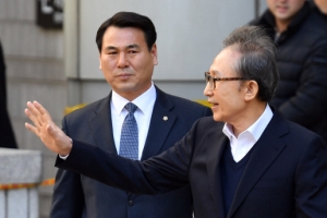 [서울포토] 지지자들 향해 손 흔드는 이명박 전 대통령