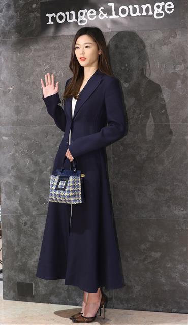 전지현, 시선을 사로잡는 아름다움  배우 전지현이 13일 오후 서울 소공동 롯데백화점 본점에서 열린 패션브랜드 루즈앤라운지 포토콜 행사에 참석해 포즈를 취하고 있다. 2019.3.13. 뉴스1