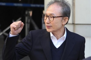 이팔성엔 ‘구인장’·김윤옥은 ‘증인’… 보석 후 속도 붙는 MB 뇌물 재판