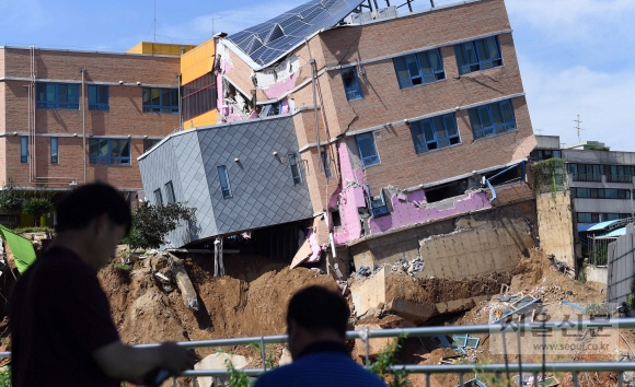 지난해 9월 7일 서울 동작구 상도동 다세대주택 공사장의 흙막이가 무너지며 상도유치원 건물이 일부 무너지고 기울어 있다. 2018. 9. 7. 박윤슬 기자 seul@seoul.co.kr   