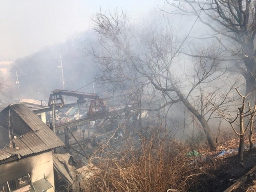 13일 오후 경기도 고양시 덕양구 덕은동의 공장 건물에서 발생한 화재가 인근 야산으로 번져 일대에 연기가 퍼지고 있다. 2019.3.13 고양소방서 제공