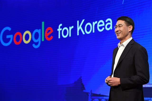 존 리 구글코리아 사장이 지난 8일 서울 중구 장충동 신라호텔에서 열린 ‘AI with Google’ 행사에서 ‘머신러닝 스터디 잼’ 교육 프로그램을 통해 개발자 5만명을 교육하겠다는 목표를 밝히고 있다.  구글코리아 제공