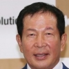 교촌치킨, 전문경영인 체제로…권원강 회장 전격 퇴임