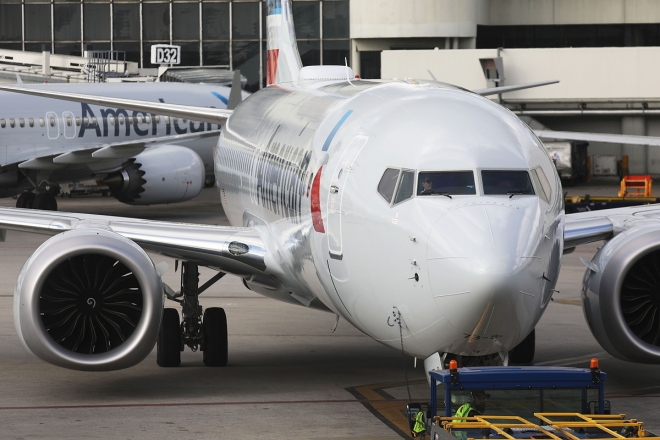 미국 정부가 운항중단 결정을 내린 보잉사의 B737 맥스8 기종 항공기가 13일(현지시간) 미 마이애미 국제공항에 착륙해있는 모습. AFP 연합뉴스