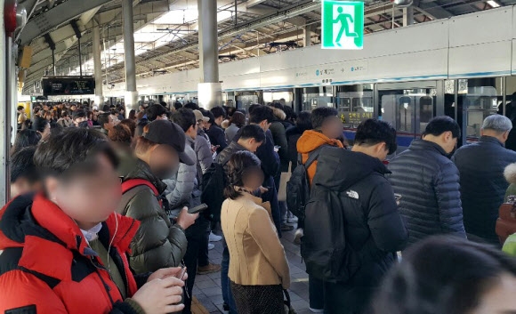 서울 지하철 4호선 고장으로 한때 출근길 불편