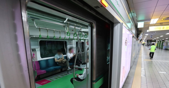 어느날의 서울 지하철 2호선 객차(위)의 한가한 모습과 1호선 플랫폼의 복잡한 모습을 극단적으로 비교해봤다. 연합뉴스 자료사진
