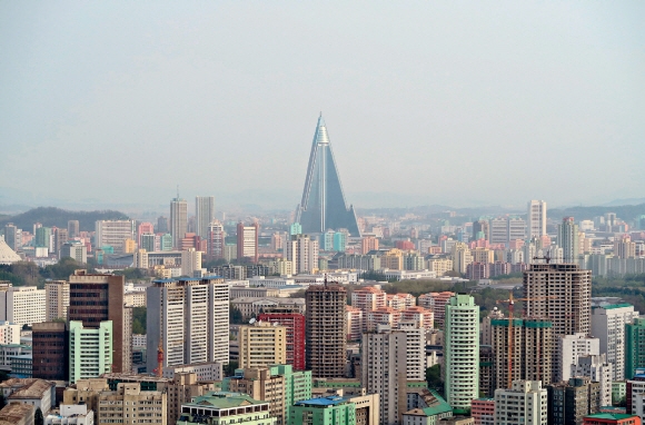 북한 평양 번화가 한복판에 류경호텔이 마치 산처럼 솟아 있다. 30년 가까이 미완성이었다가 2011년 유리로 겉면을 덮어 완공한 이 호텔은 특유의 모습으로 평양의 스카이라인을 지배한다.  한겨레출판 제공