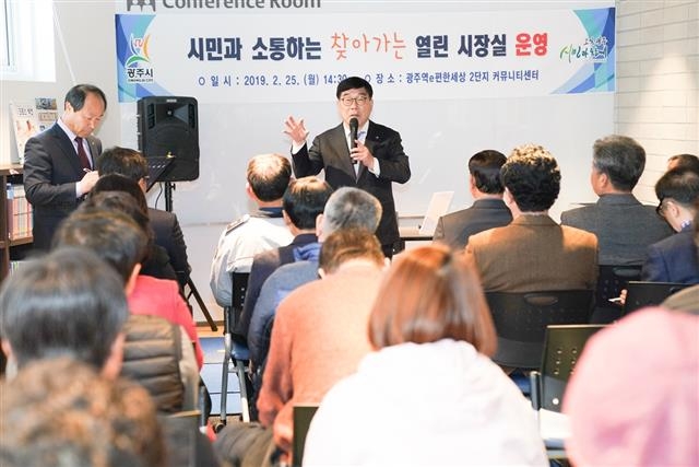 지난달 25일 경기 광주시 광주역e편한세상 2단지 커뮤니티센터에서 열린 시민과 소통하는 ‘찾아가는 열린 시장실’에서 신 시장이 주민의 질문에 답변하고 있다.  광주시 제공