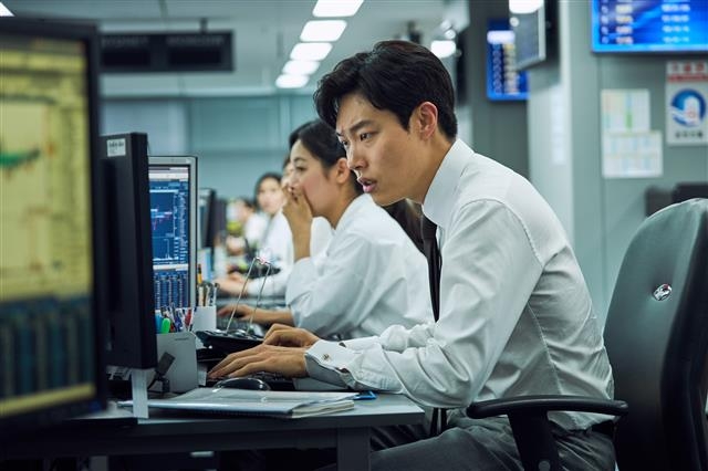 영화 ‘돈’은 순수한 신입사원에서 ‘돈의 맛’을 본 뒤 다른 모습으로 변모하는 주식 브로커 류준열의 호연이 빛나는 작품이다.  쇼박스 제공