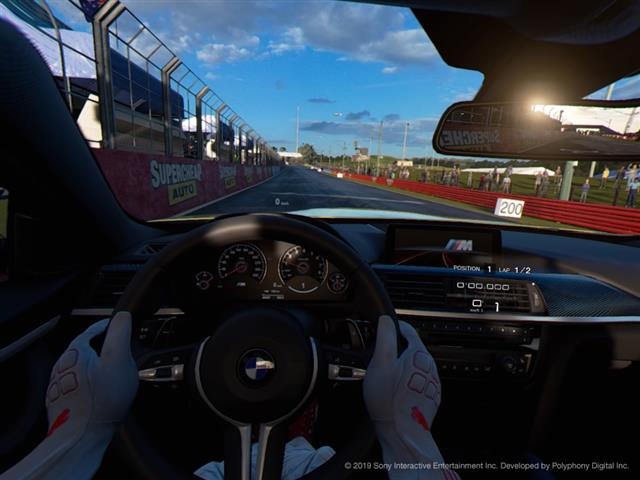 소니 플레이스테이션의 레이싱게임 ‘그란투리스모 스포트’를 VR 모드로 플레이하는 장면. 소니인터렉티브엔터테인먼트코리아
