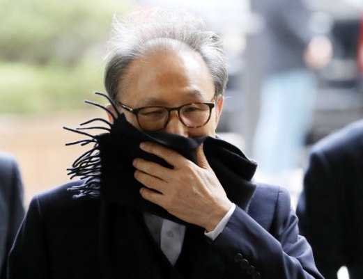 [포토] 목도리로 입 가린 이명박 ‘재판장으로’